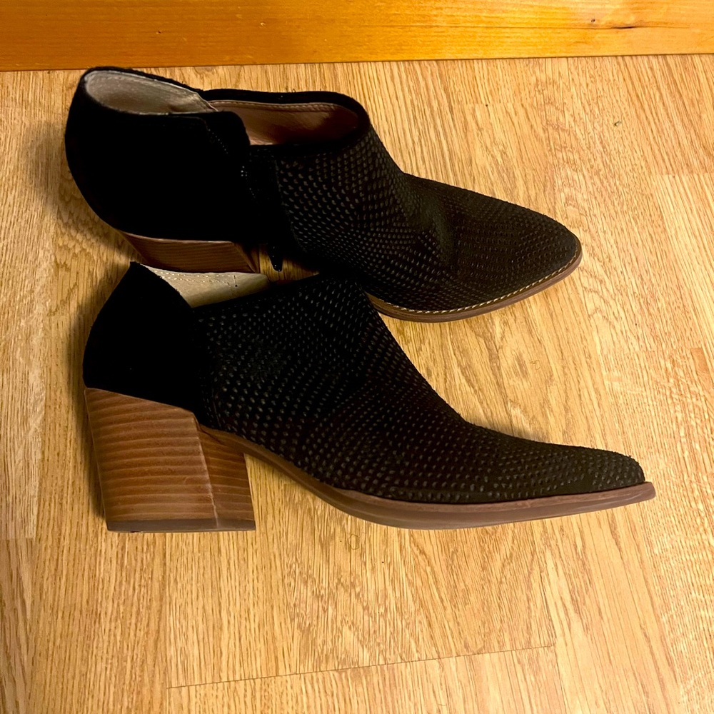 Lucky Brand Zeshia Booties size 9